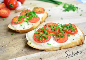 Bruschetta z pomidorami | Przepis na włoskie kanapki na ciepło