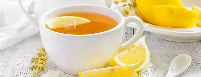 Domowe sposoby na przeziębienie — Herbata z miodem i cytryną