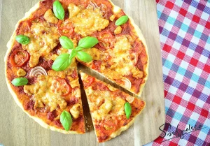 Pizza domowa z kurczakiem a’la Margherita