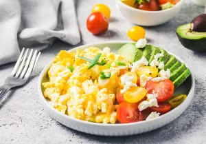 Przepis na genialne śniadanie | Jajecznica z awokado, pomidorami i mozzarellą